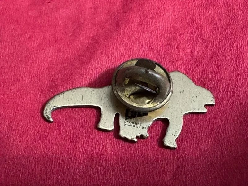 Pin metálico ou broche Metal pin Luzil dinossauros Protoceratops – photo 4